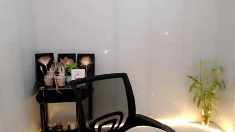 Snapshot of enchantress_mia03 chatting on 06.01.26 enchantress_mia03 online show from 06.01.26