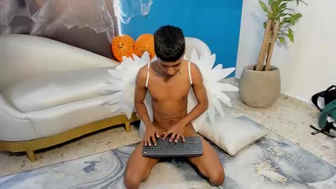 Snapshot of ender_h0t chatting on 10.31.25 Ender online show from 10.31.25