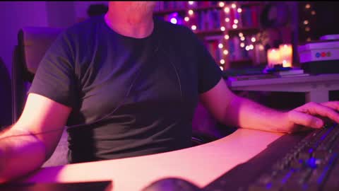 Snapshot of energybra chatting on 12.08.24 uk online show from 12.08.24