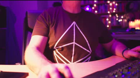 Snapshot of energybra chatting on 01.04.25 uk online show from 01.04.25