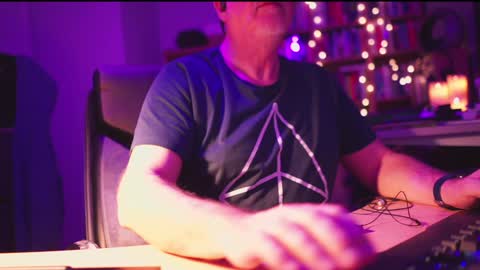 Snapshot of energybra chatting on 01.12.25 uk online show from 01.12.25