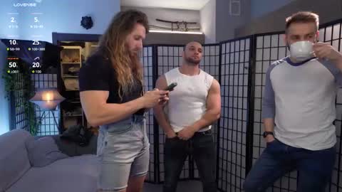 Snapshot of enjohnny chatting on 11.27.25 Johnny online show from 11.27.25