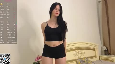 Snapshot of enricaelis chatting on 11.22.25 Sani online show from 11.22.25