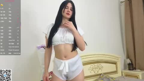 Snapshot of enricaelis chatting on 11.23.25 Sani online show from 11.23.25