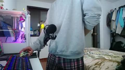 Snapshot of esjrobles chatting on 01.04.25 Esteban online show from 01.04.25