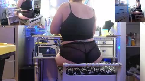 Snapshot of eslosyliz213 chatting on 02.16.25 eslosyliz213 online show from 02.16.25