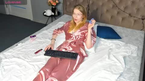 Snapshot of esme_runn chatting on 01.06.25 Esme Runn online show from 01.06.25