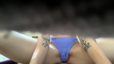 Snapshot of essence90210 chatting on 09.28.25 essence90210 online show from 09.28.25