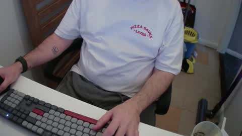 Snapshot of essex_wild chatting on 10.29.25 Morph online show from 10.29.25