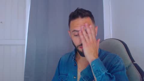 Snapshot of esteban7984068 chatting on 12.19.24 esteban online show from 12.19.24