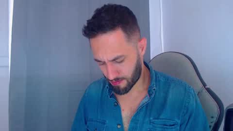 Snapshot of esteban7984068 chatting on 12.21.24 esteban online show from 12.21.24