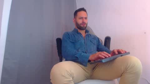 Snapshot of esteban7984068 chatting on 01.02.25 esteban online show from 01.02.25