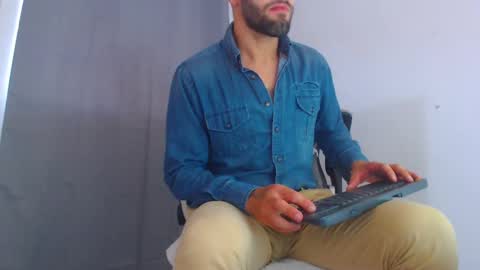 Snapshot of esteban7984068 chatting on 01.11.25 esteban online show from 01.11.25