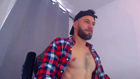 Snapshot of esteban7984068 chatting on 02.19.25 esteban online show from 02.19.25