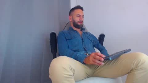 Snapshot of esteban7984068 chatting on 02.20.25 esteban online show from 02.20.25