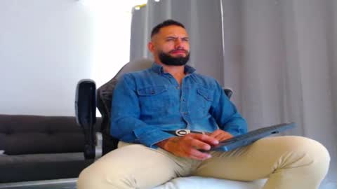 Snapshot of esteban7984068 chatting on 11.14.25 esteban online show from 11.14.25