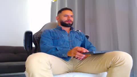 Snapshot of esteban7984068 chatting on 11.18.25 esteban online show from 11.18.25