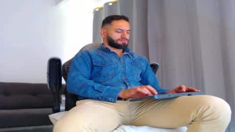 Snapshot of esteban7984068 chatting on 12.01.25 esteban online show from 12.01.25