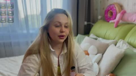 Snapshot of estella_elwood chatting on 05.15.26 Estella online show from 05.15.26