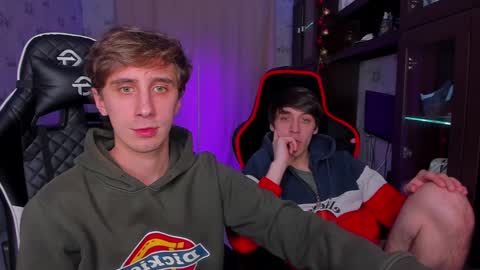 Snapshot of esthetics_boys chatting on 02.04.25 LOUIS online show from 02.04.25