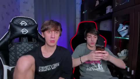 Snapshot of esthetics_boys chatting on 02.16.25 LOUIS online show from 02.16.25