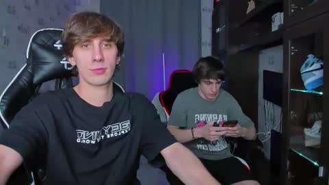 Snapshot of esthetics_boys chatting on 02.20.25 LOUIS online show from 02.20.25