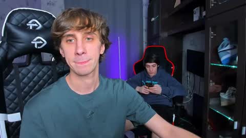 Snapshot of esthetics_boys chatting on 02.21.25 LOUIS online show from 02.21.25