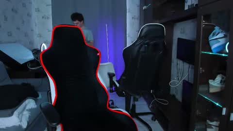 Snapshot of esthetics_boys chatting on 02.25.25 LOUIS online show from 02.25.25