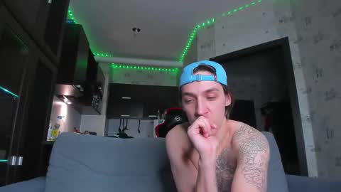 Snapshot of esthetics_boys chatting on 09.10.25 LOUIS online show from 09.10.25