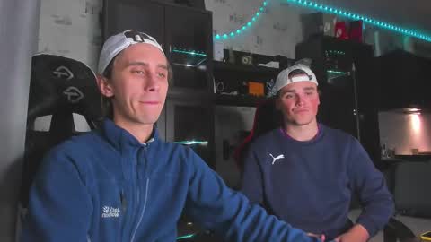 Snapshot of esthetics_boys chatting on 09.28.25 LOUIS online show from 09.28.25