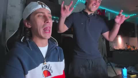 Snapshot of esthetics_boys chatting on 09.29.25 LOUIS online show from 09.29.25