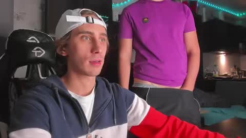 Snapshot of esthetics_boys chatting on 10.11.25 LOUIS online show from 10.11.25