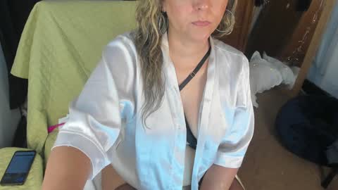 Snapshot of estrellah__ chatting on 12.30.24 - E S T R E L L A  M I L F - online show from 12.30.24
