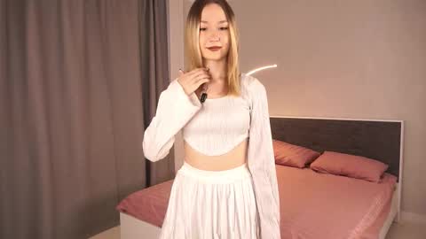 Snapshot of ettaprada chatting on 11.11.25 Riley online show from 11.11.25