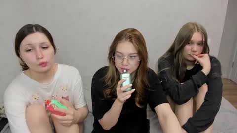 Veronica Tiia Lilith left to right online show from 02.22.25