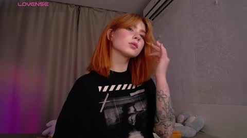 Snapshot of evaa_moonn_ chatting on 11.10.25 Eva online show from 11.10.25