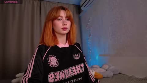 Snapshot of evaa_moonn_ chatting on 11.30.25 Eva online show from 11.30.25