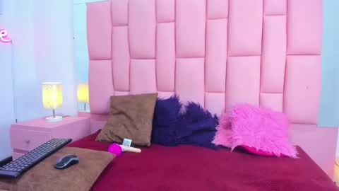 evaa_white online show from 11.22.25