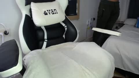 Snapshot of evans_king chatting on 01.04.25 Evan online show from 01.04.25