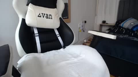 Snapshot of evans_king chatting on 02.22.25 Evan online show from 02.22.25