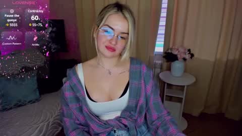 Snapshot of evarider chatting on 03.09.25 EvaRider online show from 03.09.25