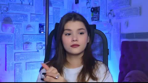 Snapshot of evathopson chatting on 01.05.25 Eva  next stream -  - 1600 UTC2000  online show from 01.05.25