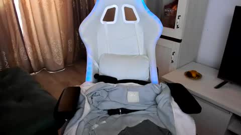 eveeevian online show from 02.19.25