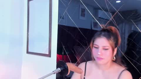 Snapshot of evelin_belen chatting on 10.04.25 EVELIN online show from 10.04.25