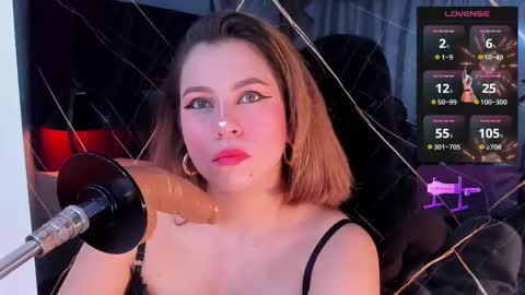 Snapshot of evelin_belen chatting on 10.14.25 EVELIN online show from 10.14.25