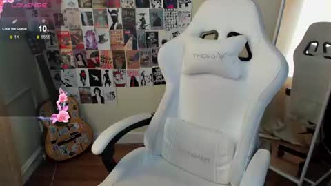 Snapshot of evelinalu chatting on 06.17.26 Evelina online show from 06.17.26
