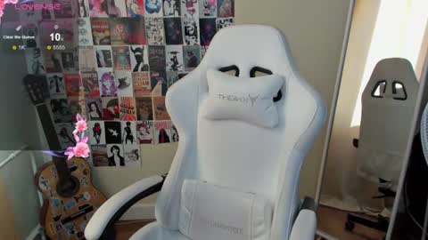 Snapshot of evelinalu chatting on 06.19.26 Evelina online show from 06.19.26