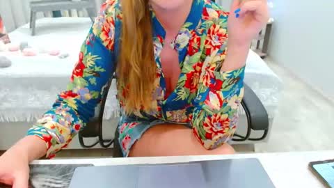 Snapshot of evelove33 chatting on 05.18.26 evelove online show from 05.18.26