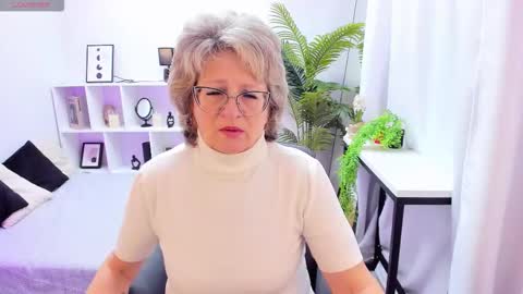 Evelyn online show from 11.04.25