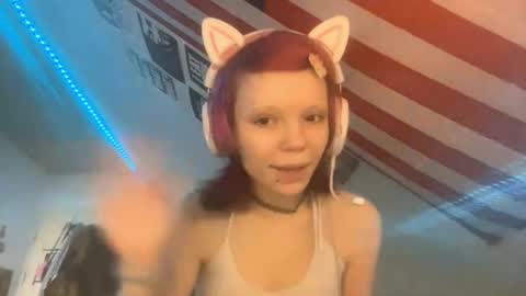 Snapshot of evettezirin chatting on 11.17.25 Sky online show from 11.17.25